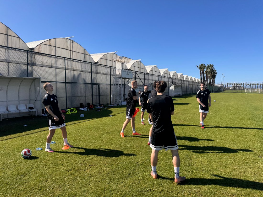 God stemning: Latteren satt løst under søndagens formiddagsøkt.