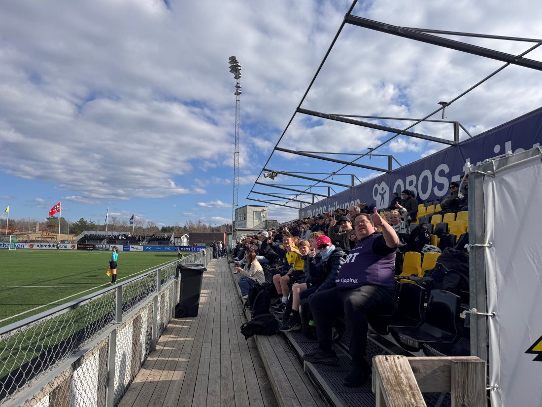 Sterkt støtte: En flott ramme - med mange ivrige og engasjerte Bærum-tilskuere lørdag