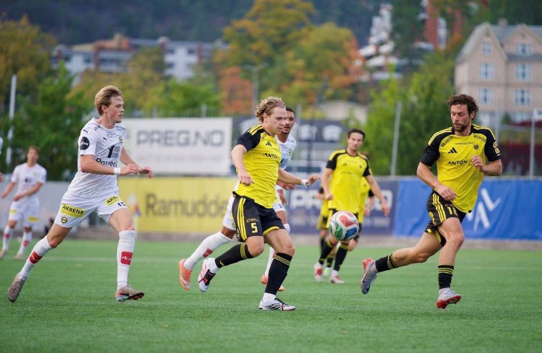 Helt sør: Det samme gjorde for øvrig dagens Bærum-gutt, Henrik Hanche Hafskjold, som fikk skryt av LSK-fansen på X etter å ha hatt LSK-spiller Nordh (til venstre) helt sør i lomma gjennom store deler av kampen - Foto: K.B Sportsmedia&nbsp;