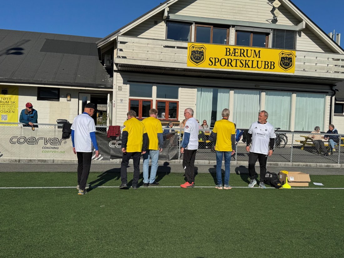 Oppvarming: Deltakerne varmet opp skikkelig før treningsøkten startet