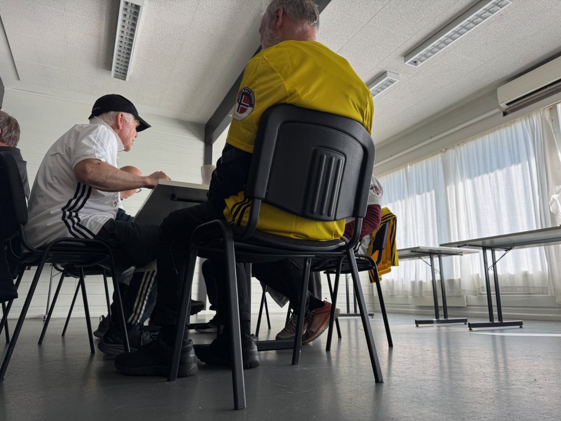 Kaffe og prat: Trond Øvergaard i hvitt koste seg med kaffe og gode samtaler rundt et av bordene på klubbhuset