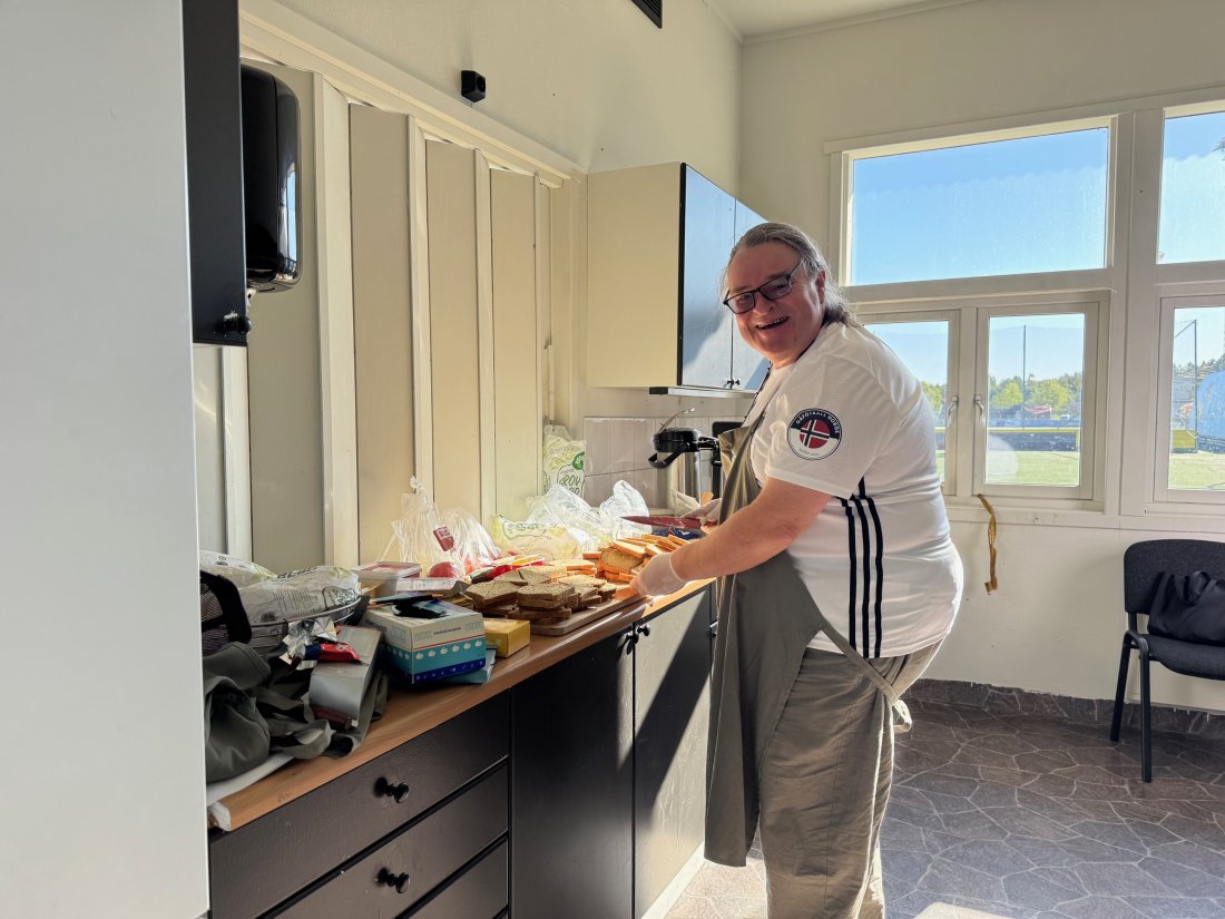 God stemning: Inge Johnson, som har vært sterkt delaktig i oppstarten av prosjektet, serverte mat til alle som deltok