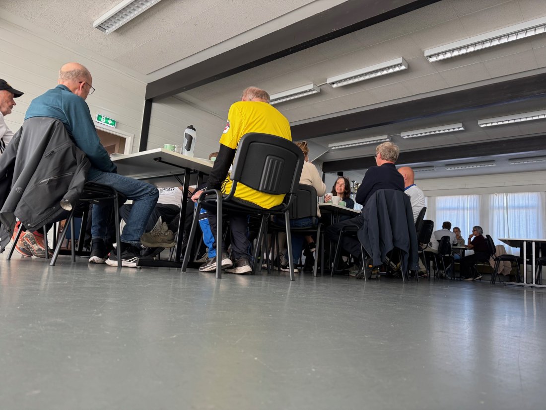 Hyggelig samvær: Spillere, veiledere og representanter fra kommunen var samlet på klubbhuset for hyggelig samvær etter trening