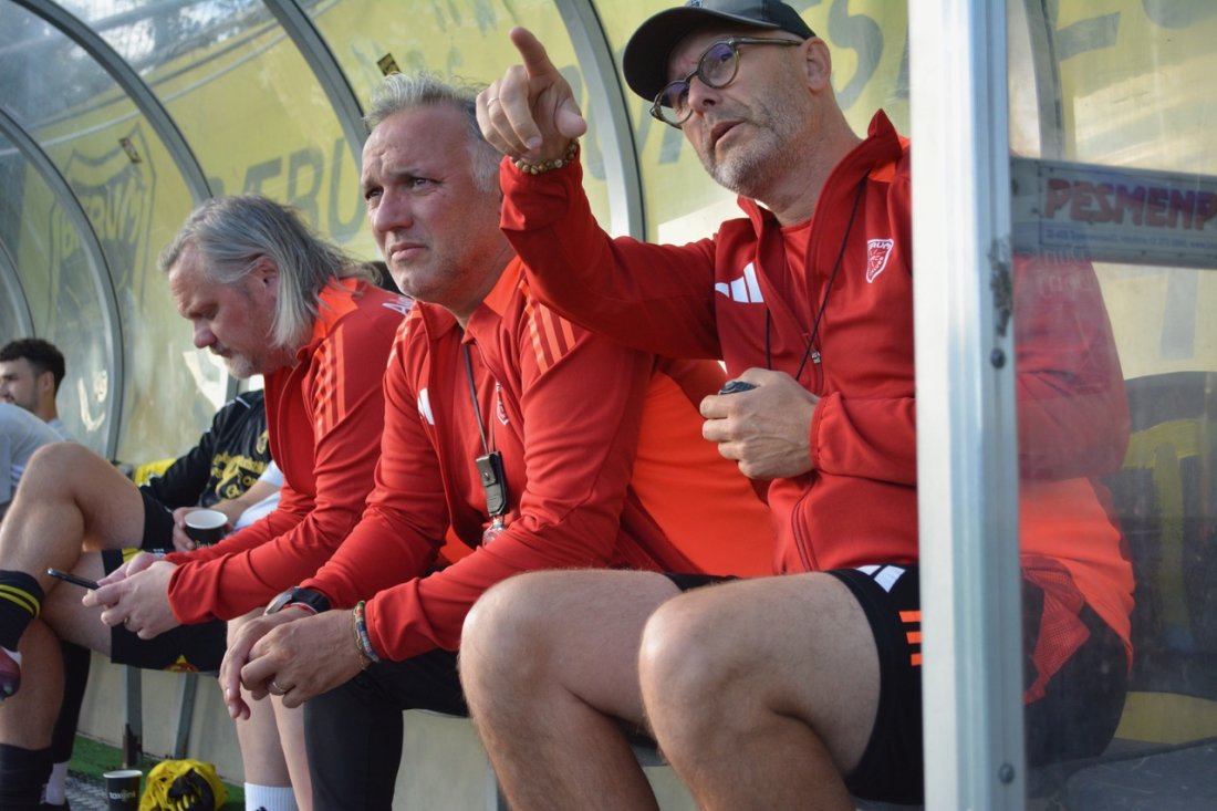 Stolt: Både Knut Nielsen (til høyre) og Jorge Aguiar (midten) har vært viktige brikker for Evenezers utvikling i Bærum Sportsklubb de siste årene.