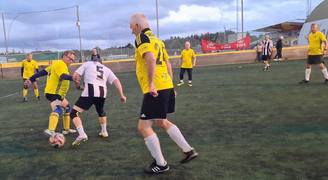 Tøffe dueller: Ole-Bjørn Harang i en tøff duell mot Askers #5 - legg merke til hvor flott Bærum lå plassert rundt på banen