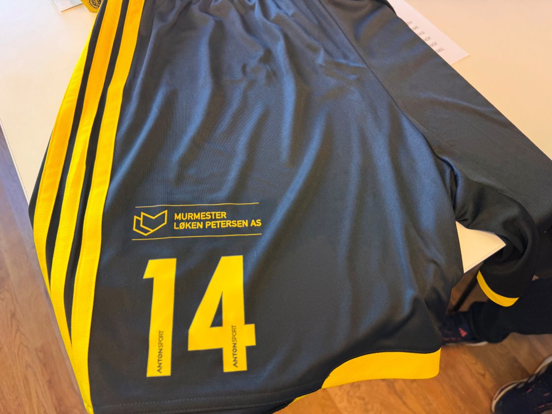 Shortsen: Murmester Løken Petersen AS er ny på årets shorts foran. Bærums beste kaffeleverandør, Den Gyldne Bønne, fortsetter på shortsen bak