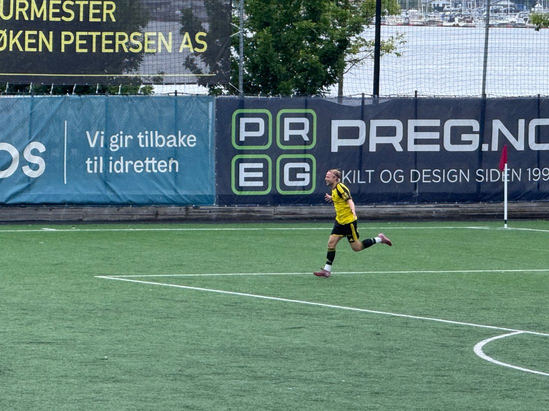 Dobbel: Lasse Bransdal parkerte VIF 2-forsvaret og satte inn 2-0.
