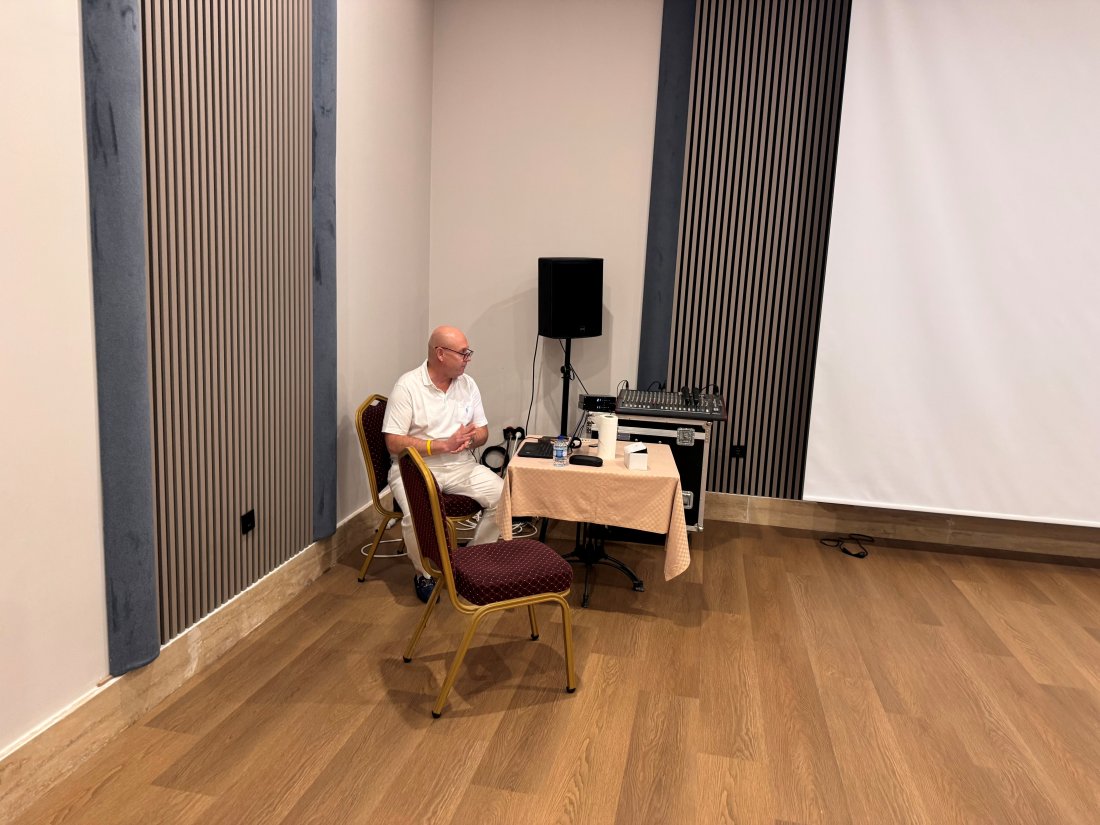 Quizmester: Trond Nielsen ledet an kvelden med bravur, presisjon og myndig røst