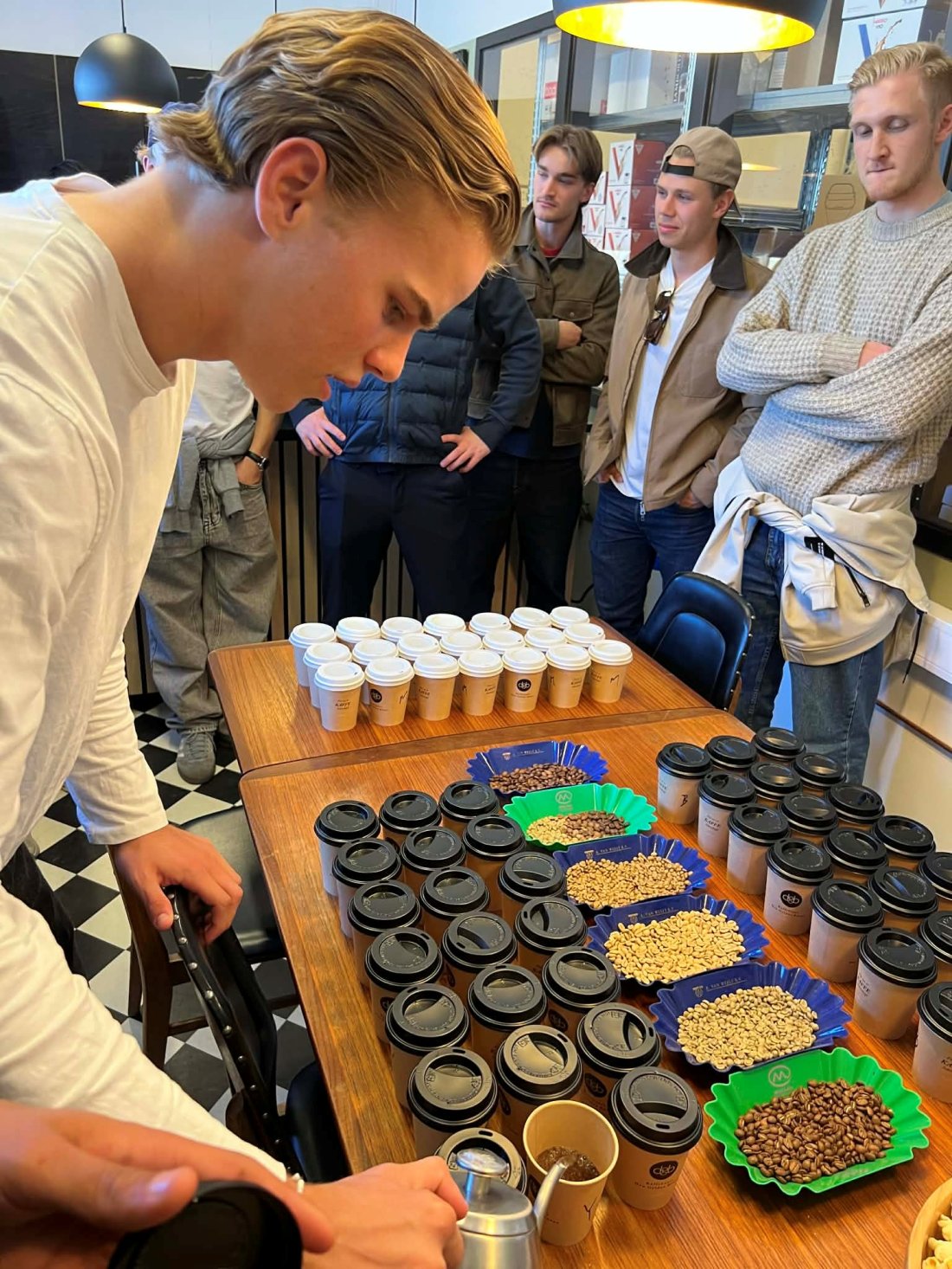 Læregutt: Brede Bransdal med god innføring i de forskjellige smaksartene.