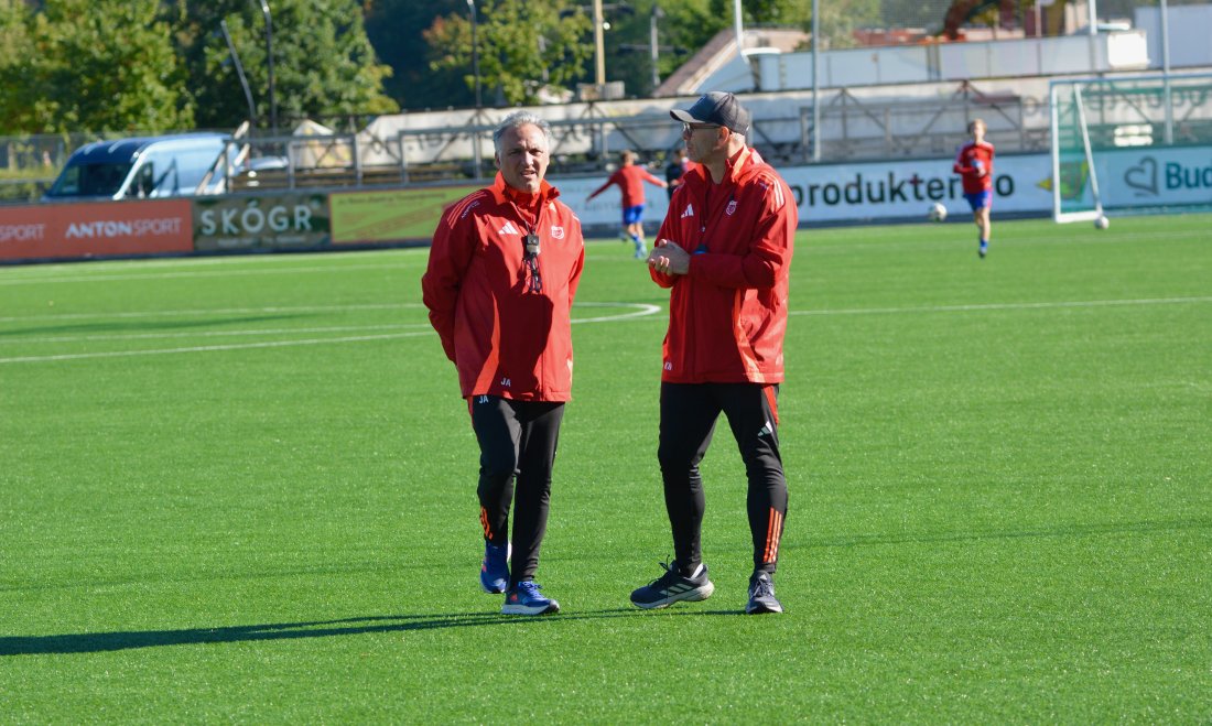 Misfornøyd: Assistenttrener Jorge Aguiar til venstre med hovedtrener Knut Nielsen. Duoen var ikke fornøyd med søndagens kamp.