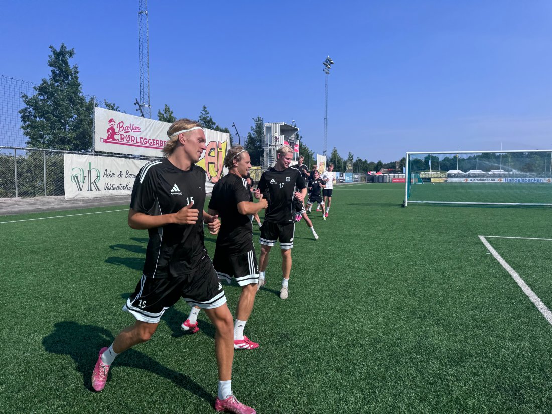 Varme forhold: Nico Grimstad og Henrik Hanche Hafskjold fikk kjenne på varmen tirsdag.