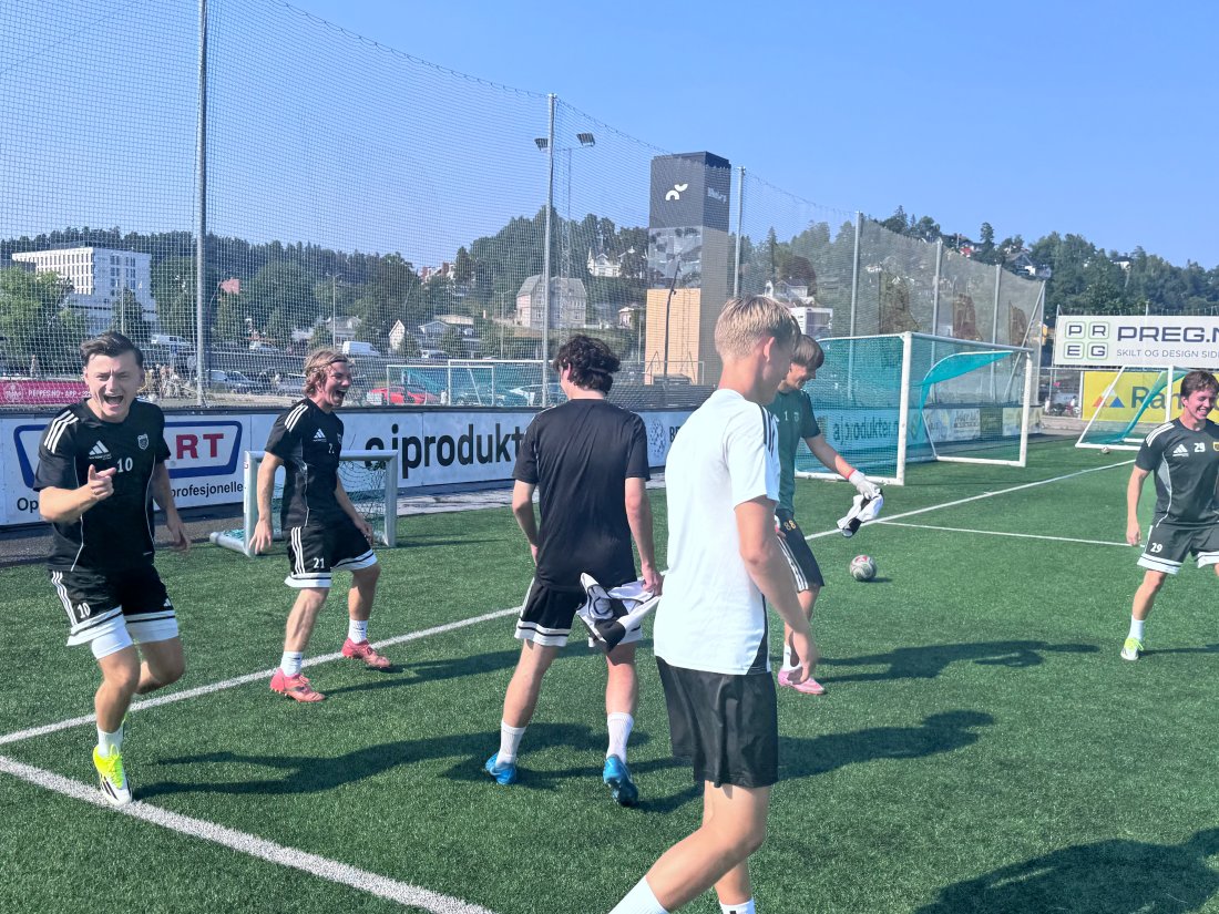 Luka: Kristijan Musovic Coric og Eduard Hjelde dro luka på Philip Schie