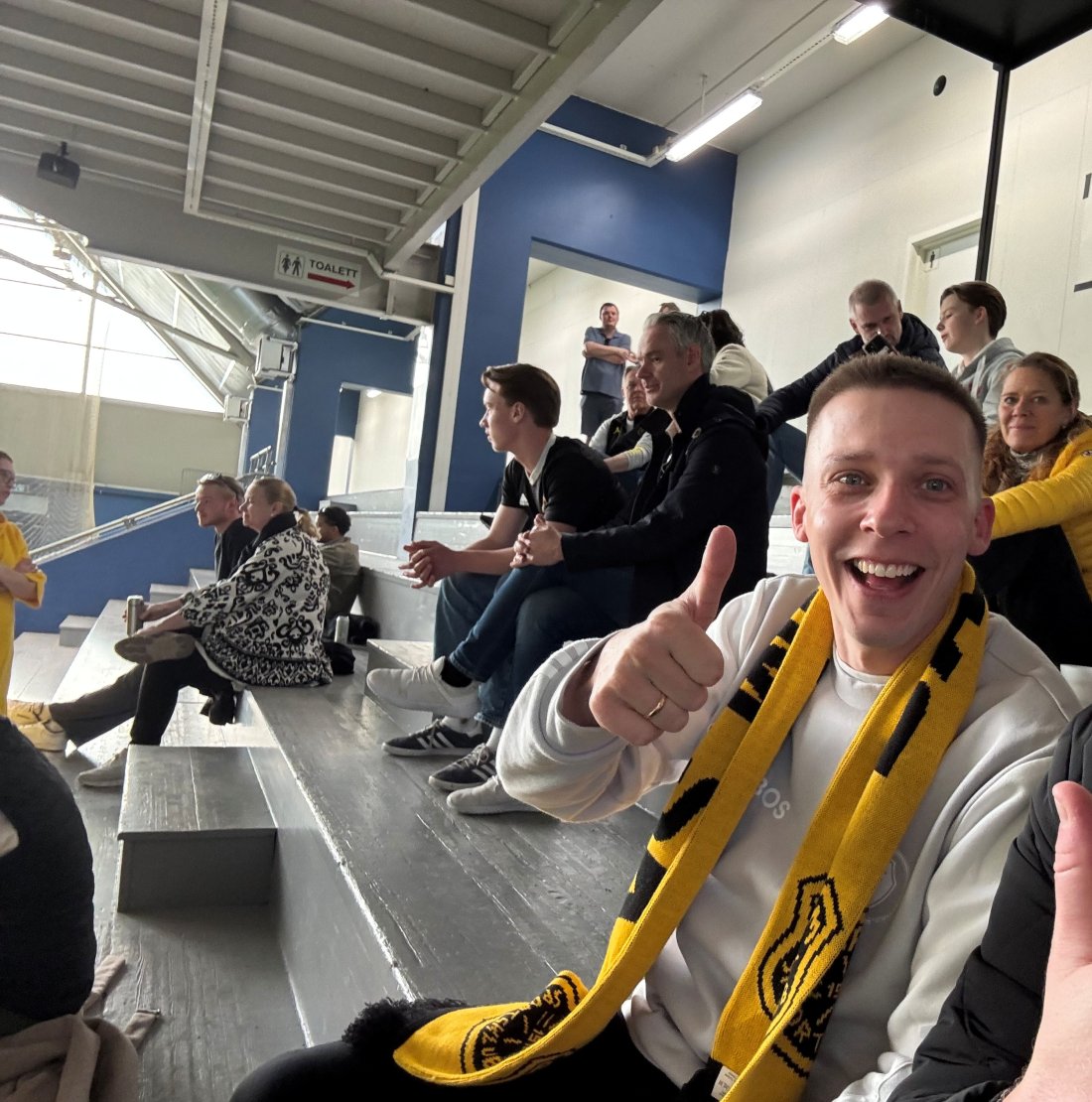 Gul: Oppsals daglige leder, Jørgen Grydeland, er gul - når han ikke er blå. Her fra finalen i OBOS Supercup i mars - da Grydeland heiet på Bærum