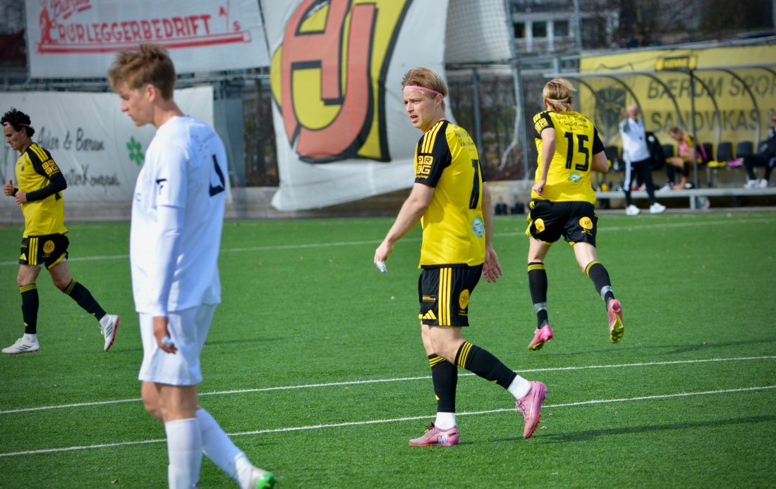 Kraftig vind: Første omgang bar preg av kraftige vindkast, motvind og vanskelige spilleforhold.