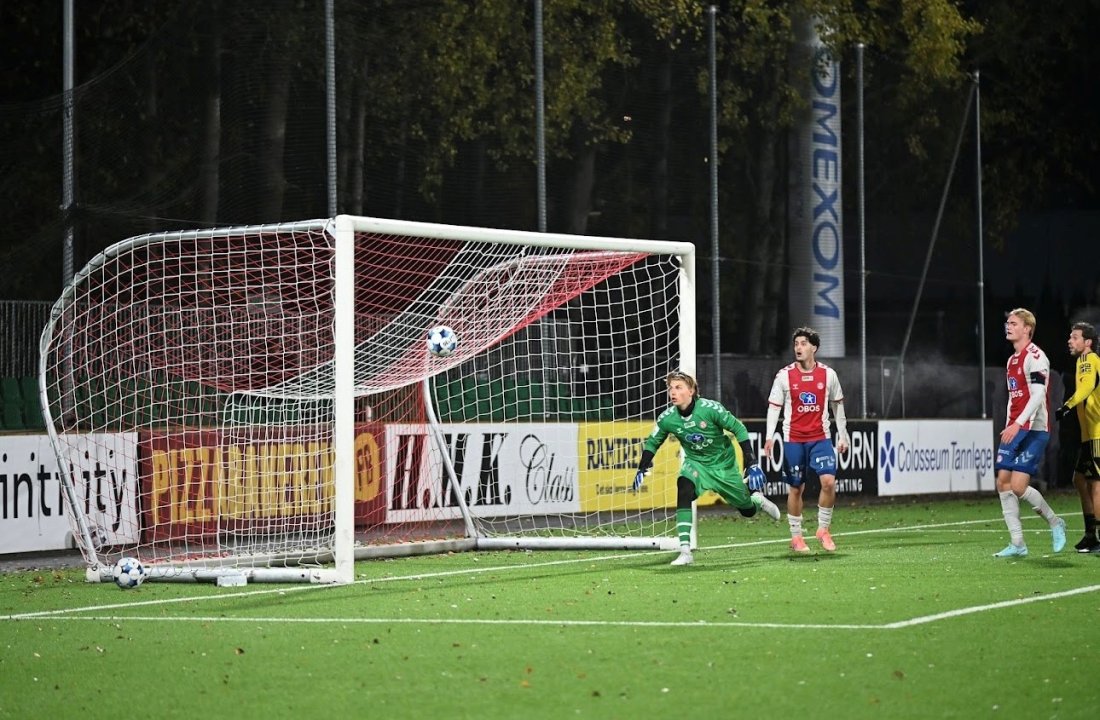 Dobling: Dacic panne - i en flott bue over Kåffas keeper.