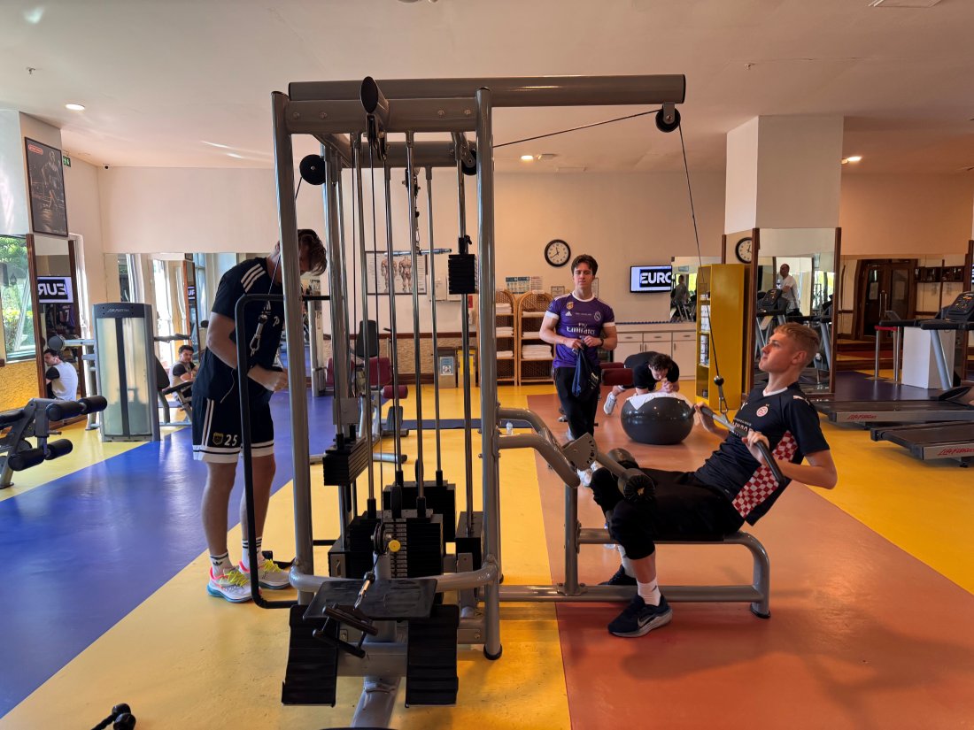 Egentrening: Juniorgutta tok en styrkeøkt med markedsavdelingen i formiddag.