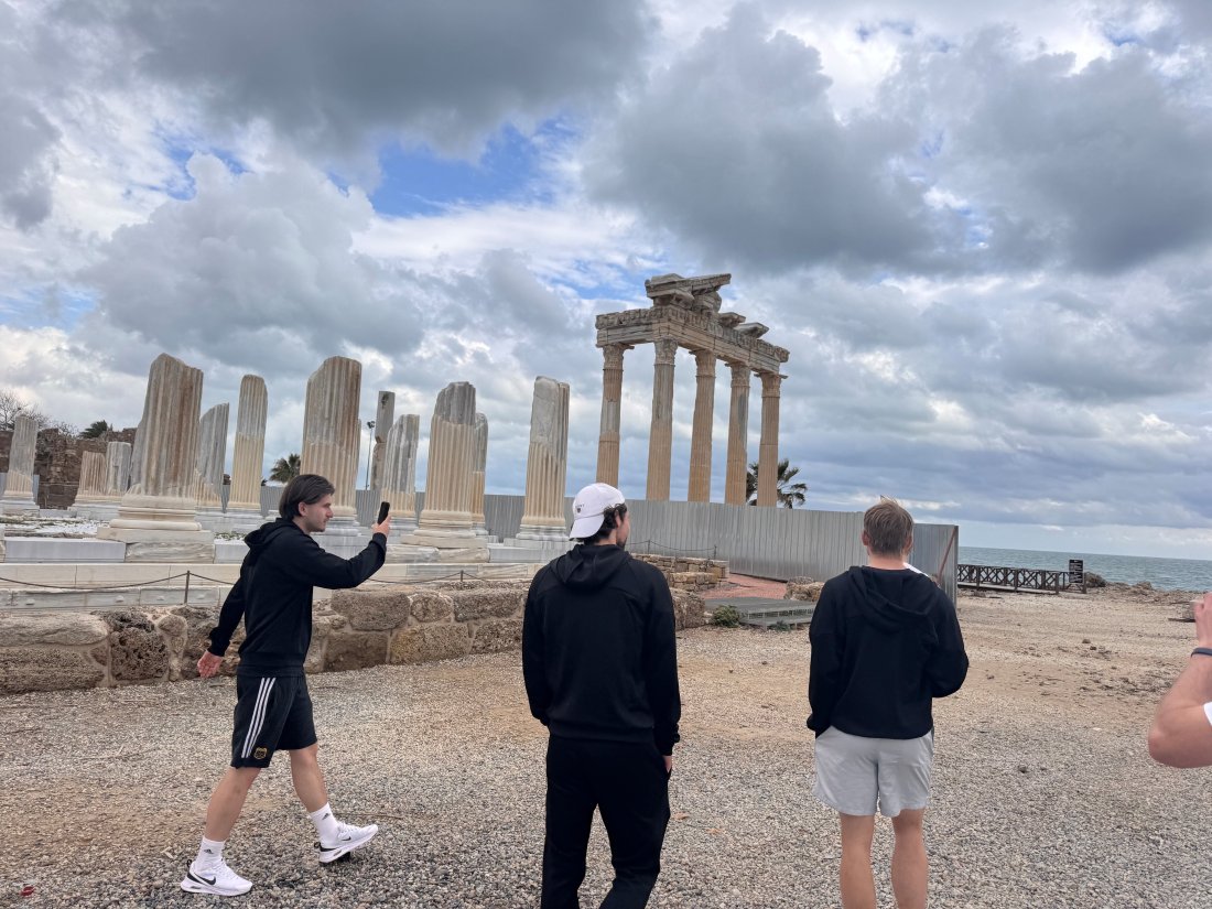 Sigthseeing: Almin Dacic, Omar "MarkoBomb" Markovic og Mikkel Fodstad lot seg fascinere av Sides gamleby