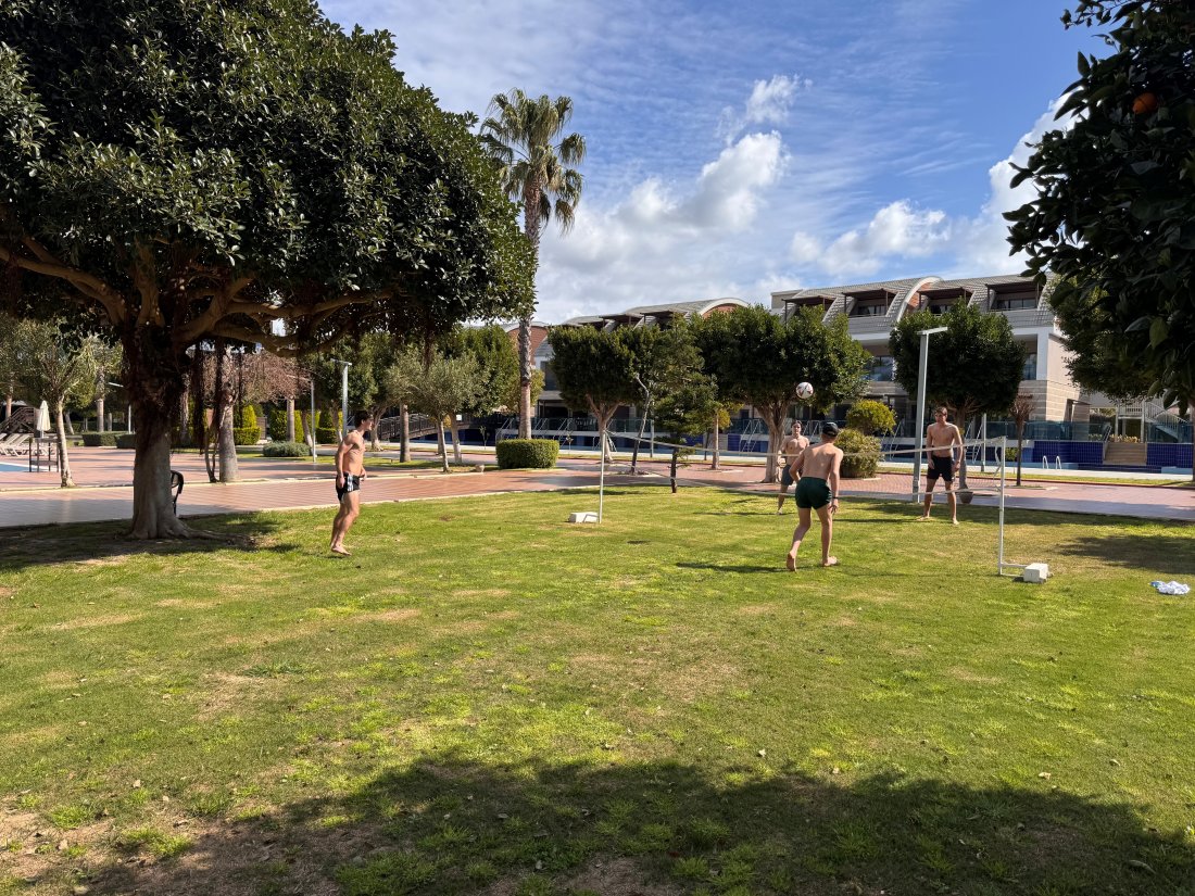 Fotballtennis: Mens i hagen ble det kombinert fotballtennis og "tanning"