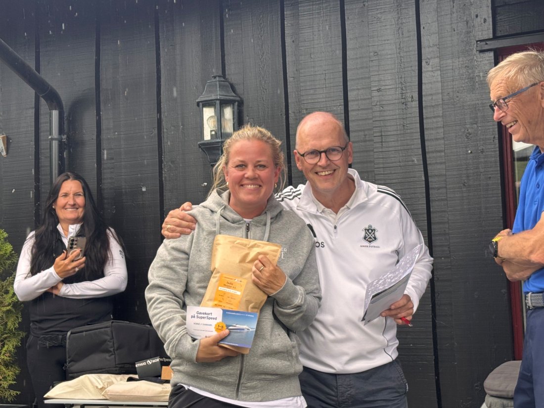 Closest To Pin: Ina Egelandsdal fra Asker Live &amp; All Things Live stakk helt fortjent av med 1.kg kaffe fra Bærum-partner Den Gyldne Bønne etter å ha vunnet konkurransen Closest To Pin på hull 2