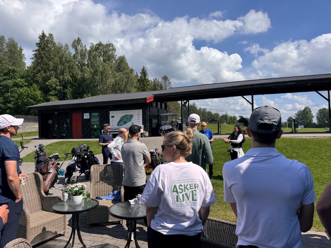 Reglement: Turneringsleder Arve Bekkevar fra Asker Golfklubb leste opp lag og regler før vi satte i gang
