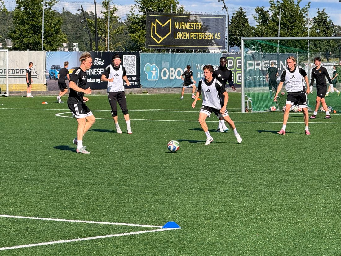 Klar: Johannes Tollefsen er klar for siste hjemmekamp på AJ Arena denne våren - med kampsponsor Murmester Løken Petersen på tribunen