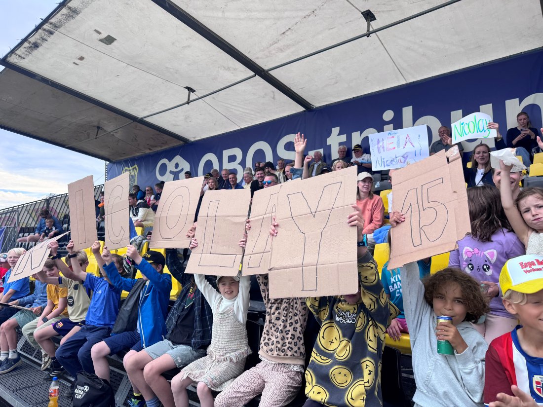 Fanklubb: 3.trinn ved Nesøya Skole stilte opp med herlige plakater, sanger og tilrop gjennom hele kampen. Sesongens beste supportergjeng. Uten tvil.