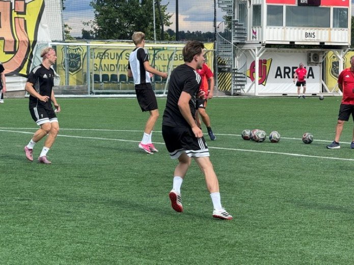 Før kampen: VIF-rekruttene kommer på besøk